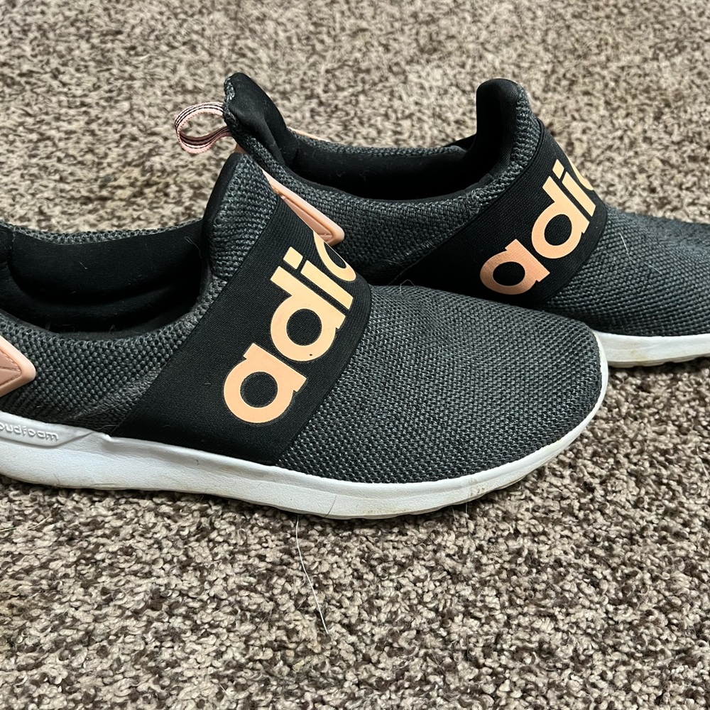 Women’s Adidas tennis shoes 8.5